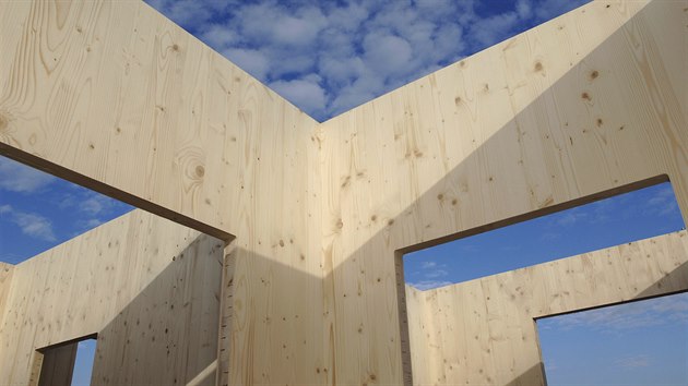 Konstrukce dřevostavby je z velkoformátových panelů vyráběných z křížem vrstveného masivního dřeva (CLT - cross laminated timber). Panely se vyrábějí z vysušených smrkových lamel skládaných do vrstev. 