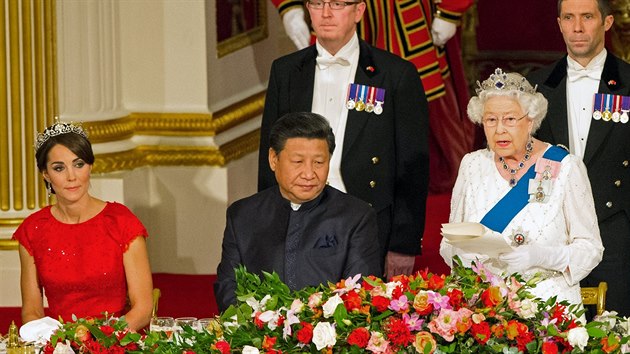 Vvodkyn z Cambridge Kate, nsk prezident Si in-pching a  britsk krlovna Albta II. na slavnostnm banketu v Buckinghamskm palci (Londn, 20. jna 2015)