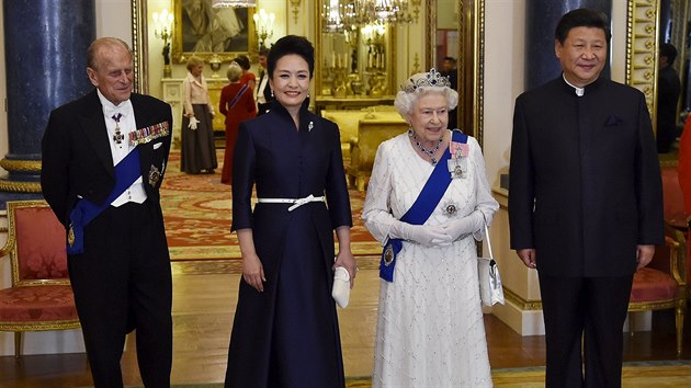 Britsk� kr�lovna Al�b�ta II. a princ Philip a ��nsk� prezident Si �in-pching s man�elkou Pcheng Li-j�an (Lond�n, 20. ��jna 2015)