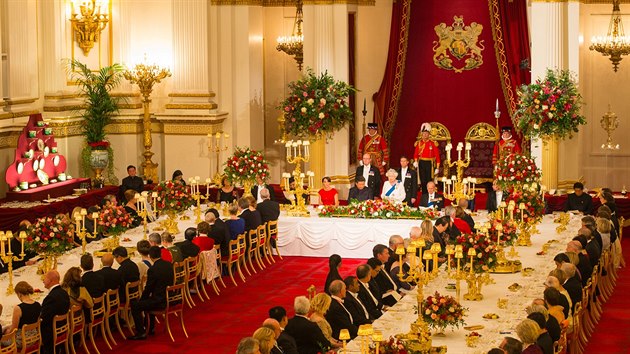 Slavnostn banket podan britskou krlovnou Albtou II. u pleitosti nvtvy nskho prezidenta Si in-pchinga v Britnii (Londn, 20. jna 2015)