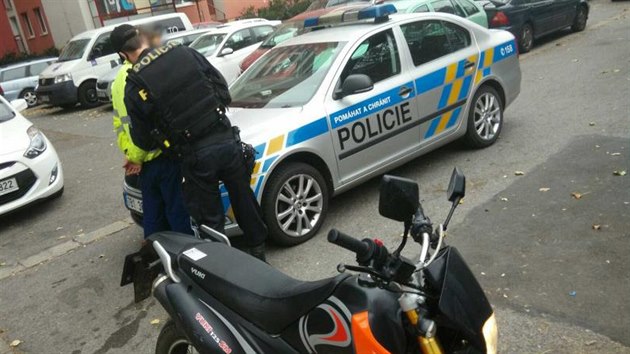 Policist v Brn zadreli zlodje v okamiku, kdy se snail nasednout na kradenou motorku.