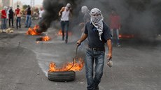 Palestinci protestují u pechodu Bejt El na západním behu. (23. íjna 2015)