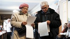Ukrajinci volí své zastupitele v komunálních volbách. (25. října 2015)