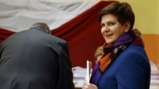 Poláci volí nový parlament. Odvolila už i kandidátka opoziční PiS Beata...