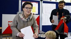 Polská premiérka Ewa Kopaczová z Obanské platformy (PO) dává svj hlas v...