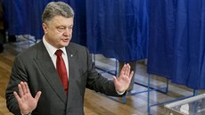 Ukrajina volí v komunálních volbách. Volil i prezident Petro Poroenko. (25....
