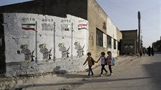 Grafiti znázorňující politický vývoj  v syrském městě Kafranbel (19. října 2015)