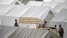 Němečtí vojáci staví uprchlický tábor na berlínském letišti Tempelhof (25....