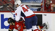 Brooks Orpik z Washingtonu poádn pibrousil Marrtina Frolíka z Calgary.