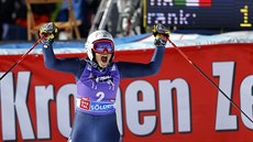 Italská lyaka Federica Brignoneová slaví triumf v obím slalomu v Söldenu.