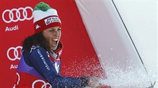 Federica Brignoneová slaví triumf v obím slalomu v Söldenu.