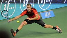 STIHNE? Jack Sock dobíhá míek ve finále turnaje ve Stockholmu.