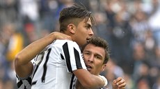 Mario Mand�uki� vzal do náru�e st�elce gólu Paula Dybalu.