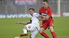 Milana Petr�elu z Plzn� (vlevo) fauluje Miroslav Kereste� z Brna.