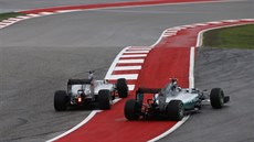 Lewis Hamilton vytlauje z dráhy kolegu Nico Rosberga.