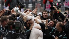 Mistr svta Lewis Hamilton mezi nadenýmí leny týmu Mercedes.