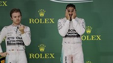 RADOST A ZKLAMÁNÍ. Lewis Hamilton (vpravo) je mistrem světa, jeho kolega Nico...