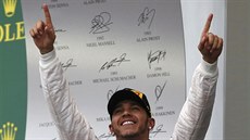 JSEM AMPION. Lewis Hamilton z týmu Mercedes obhájil titul mistra svta....