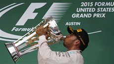 Lewis Hamilton pije ampaské z trofeje, po které celou sezonu bail. Po Velké...