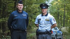 Policisté zapózovali pro MF DNES v nových uniformách u Mníku pod Brdy.