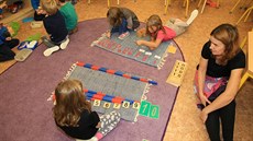 Jistou formu alternativního vzdělávání nabízejí i Montessori školy. I v nich se s dětmi pracuje na obdobném principu.
