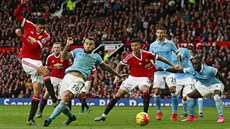 Ani tato �ance Chrise Smallinga (vlevo) v derby mezi Manchesterem United a City...