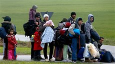 B�enci na cest� do p�ijímacího centra v Pasov� (20. �íjna 2015)