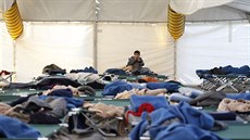 Uprchlíci v provizorním táboe v Lendav (21. íjna 2015)