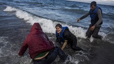 Uprchlíci po vylodní na eckém ostrov Lesbos (26. íjna 2015)