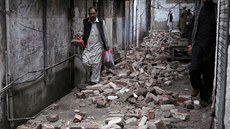 Následky zem�t�esení v pákistánském m�st� Mingora (26. �íjna 2015)