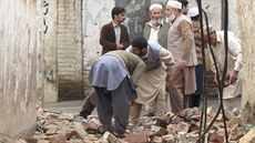 Následky zem�t�esení v Pé�awaru (26. �íjna 2015)