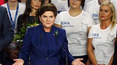 Kandidátka na premiérku Beata Szydlová  slaví vítězství své strany ve volbách...