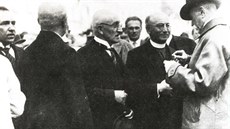 Historický snímek z ervna 1928 zachycuje setkání Otokara Beziny a Jakuba...