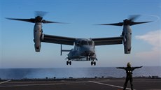 Speciální konvertoplán CV-22 Osprey amerického námořnictva přistává na plaubě...