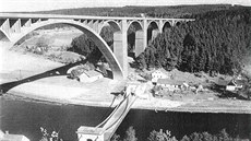 etzový most stával hned vedle dneního Podolského mostu. (50. léta 20....