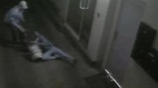 Policisté pátrají po lupii, který pepadl mladou dívku a vláel ji po zemi