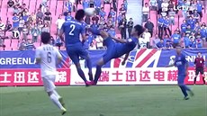 Fotbalista cht�l efektn� odkopnout mí�, trefil hlavu spoluhrá�e.