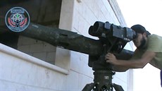 Na tomto odpalu protitankové ízené stely, zdokumentovaném syrskou Divizí 13, jsou patrné dráty, jejich prostednictvím se letící raketa ídí.