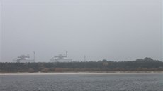 Tanker zakotví u plo�iny zhruba 800 metr� od pob�e�í. Dal�ích 800 metr� vede...