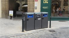 Do Melantrichovy ulice nainstalovali hned t�i odpadkového ko�e se solárn�...