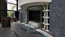 V sou�asnosti jsou vitrá�e od Miroslava Netíka, které zakrývaly katafalk...