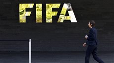Jedna ze zamstnanky Mezinárodní fotbalové federace (FIFA) ped sídlem...
