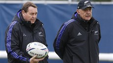 Trenér novozélandských ragbist Steve Hansen (vlevo) a jeho asistent  Gilbert...