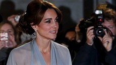 Vévodkyn z Cambridge na londýnské premiée nového filmu o Jamesi Bondovi