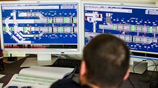 Monitory, ze kterého dispeer na praském Strahov dohlíí na dní v tunelu...
