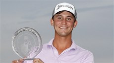 Smylie Kaufman s trofejí pro vítze turnaje v Las Vegas.