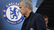 NAPĚTÍ PŘED ZÁPASEM. Trenér José Mourinho z Chelsea před zápasem míří na...