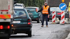 Oprava hlavní silnice v Horní Lukavici na Plze�sku komplikuje dopravu. Tvo�í se...