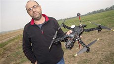 Zdenk Skalník s bezpilotním letounem - dronem.