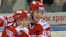 Lukáš Radil (vpravo) ze Spartaku Moskva se raduje z gólu.